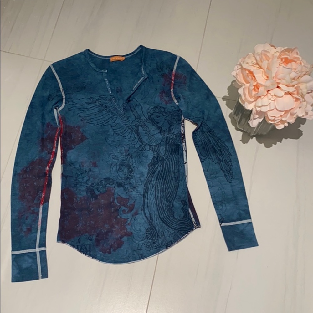 LIKE NEW FITTED TOP WITH ANGEL DETAIL
